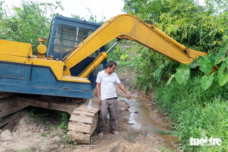 Vụ xe múc chặn đường vào 30ha rẫy sắn: Mưa to sắn thối, dân kêu cứu, huyện đề nghị khởi tố - Ảnh 2.