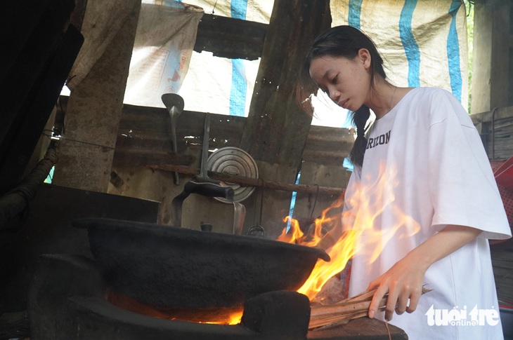 Lo sốt vó học phí cho con, cha 'đơn thân' rảo xe khắp xóm coi có ai kêu mần việc không - Ảnh 1.