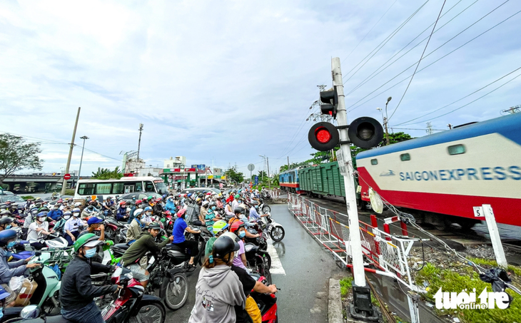 Sửa 184 đường ngang có người gác, hoàn thành trong năm 2025 - Ảnh 1.