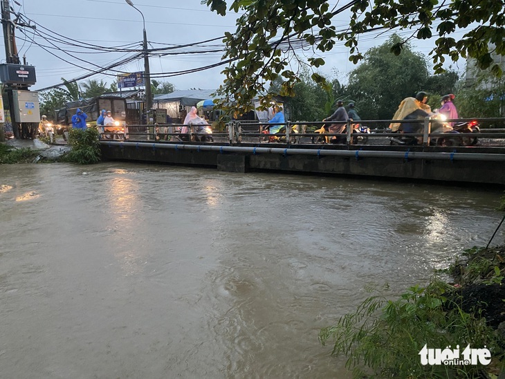 Trận mưa kéo dài hàng giờ từ giữa đêm, nhiều người Đà Nẵng choáng váng vì ngập nhanh - Ảnh 2.