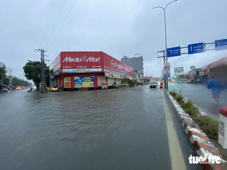 Trận mưa kéo dài hàng giờ từ giữa đêm, nhiều người Đà Nẵng choáng váng vì ngập nhanh - Ảnh 5.