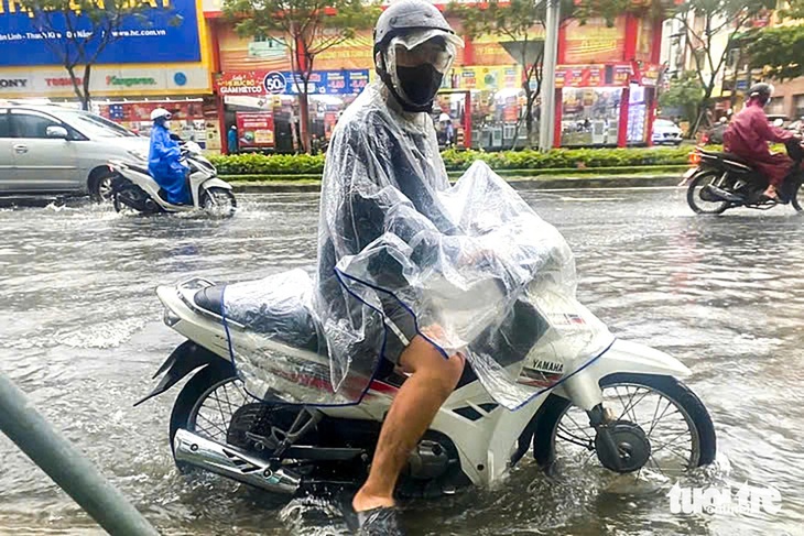 Nhiều nơi ở Đà Nẵng cho học sinh nghỉ học vì đường ngập - Ảnh 1.