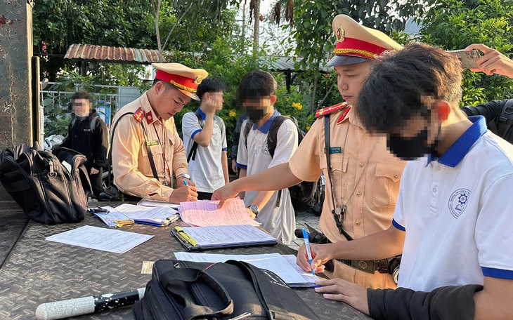 Giao xe cho người chưa đủ điều kiện: tội mình, hại người - Ảnh 2.