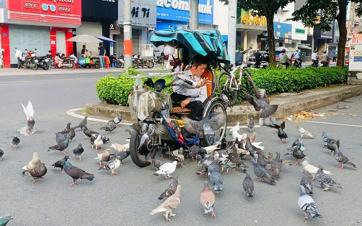 Mua vé số chủ yếu là động lòng trắc ẩn vì những lời "nài nỉ" của người bán - Ảnh 2.