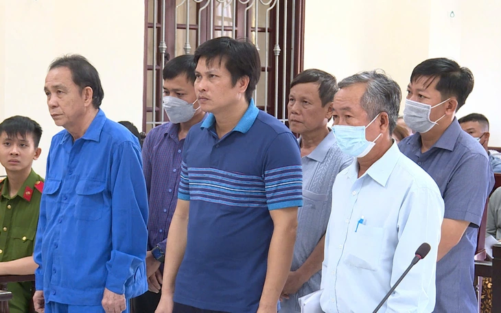 Hai cựu phó chủ tịch huyện hầu tòa vì duyệt bán 183 nền sai đối tượng - Ảnh 3.