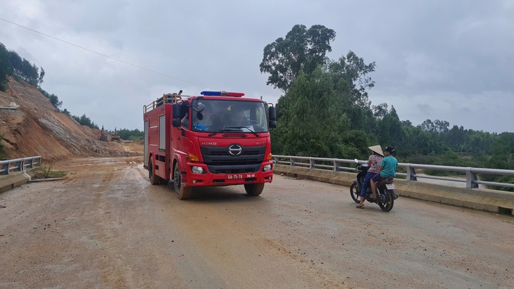 Rơi máy bay huấn luyện Yak-130 tại Bình Định, 2 phi công nhảy dù thoát hiểm - Ảnh 2.