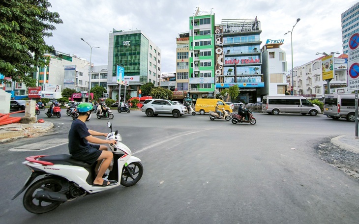 Đoạn nối Trần Quốc Hoàn vừa thông xe vẫn vắng vì người dân chưa Biết - Ảnh 9.