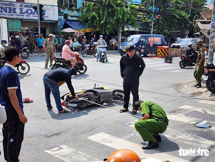 Chở con đi học về, người mẹ đi xe máy bị xe bồn cán tử vong, cháu gái gãy chân - Ảnh 3.