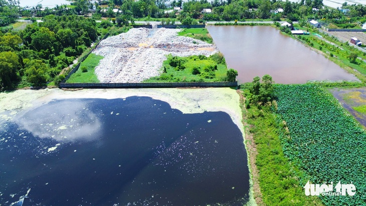 Bãi rác thải sinh hoạt rỉ nước hôi thối tràn ra đường, ra đồng ở Gò Quao, Kiên Giang - Ảnh 4.