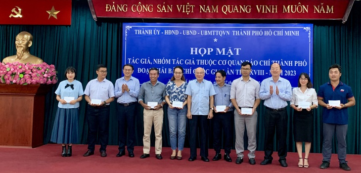 TP.HCM khen thưởng tác giả, nhóm tác giả đoạt giải báo chí quốc gia - Ảnh 1.