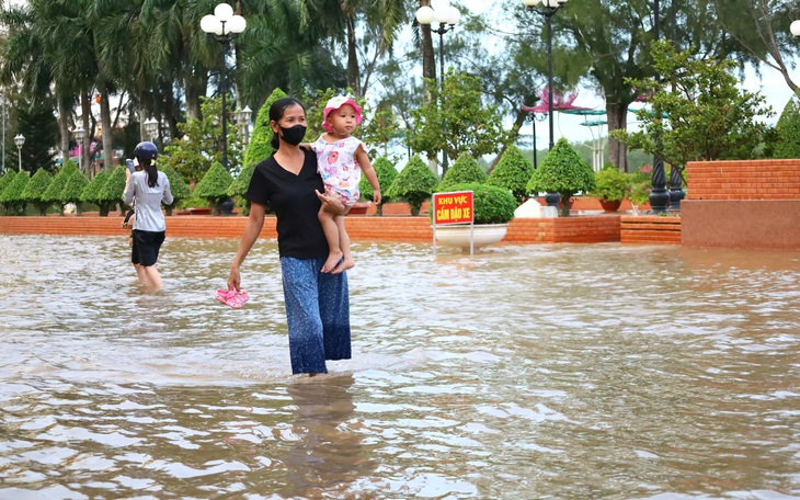 Người dân Phú Yên lo sợ khi bờ kè bị sóng đánh tan hoang - Ảnh 9.