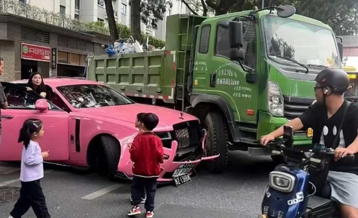 Phú bà Rolls-Royce bị xe tải đâm có pha xử lý 'hết nấc': Bảo hiểm không đủ trả nhưng nói 'không sao' - Ảnh 2.