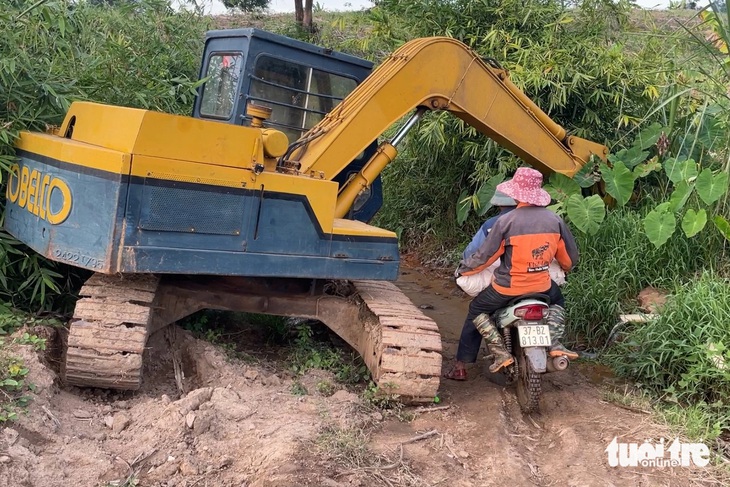 Vụ xe múc chặn đường vào 30ha rẫy sắn: Phó bí thư huyện ủy nói dân phải trả đất dù khó vận động - Ảnh 2.