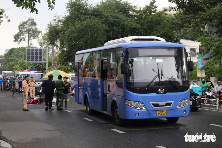 Va quẹt xe đạp, người đi xe máy ngã xuống đường bị xe buýt cán tử vong ở Gò Vấp - Ảnh 1.