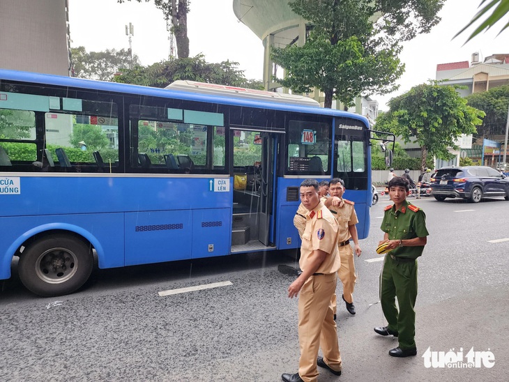 Va quẹt xe đạp, người đi xe máy ngã xuống đường bị xe buýt cán tử vong ở Gò Vấp - Ảnh 2.