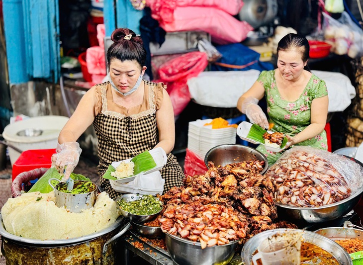 Quán xôi gà Bà Chiểu, không có chỗ ngồi lại để ăn vẫn đông khách, bà chủ tốt bụng không ngờ - Ảnh 1.