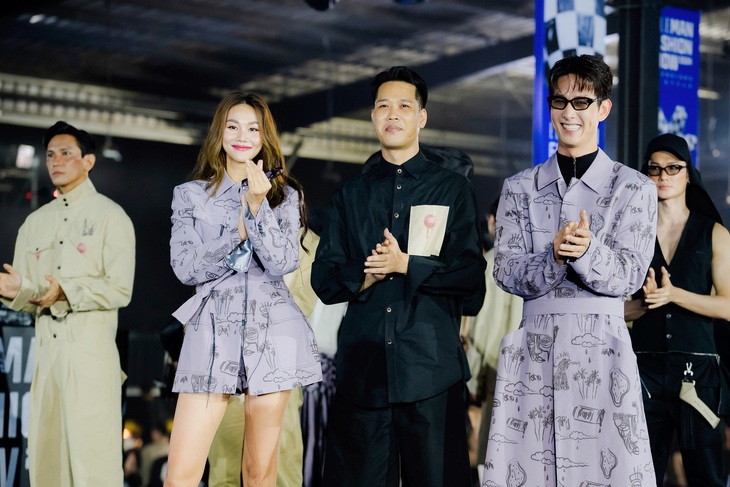 Thanh Hằng lái đua go-kart ‘ngầu đét’ trên sàn catwalk - Ảnh 2. Thanh Hằng lái đua go-kart ‘ngầu đét’ trên sàn catwalk - Ảnh 2.