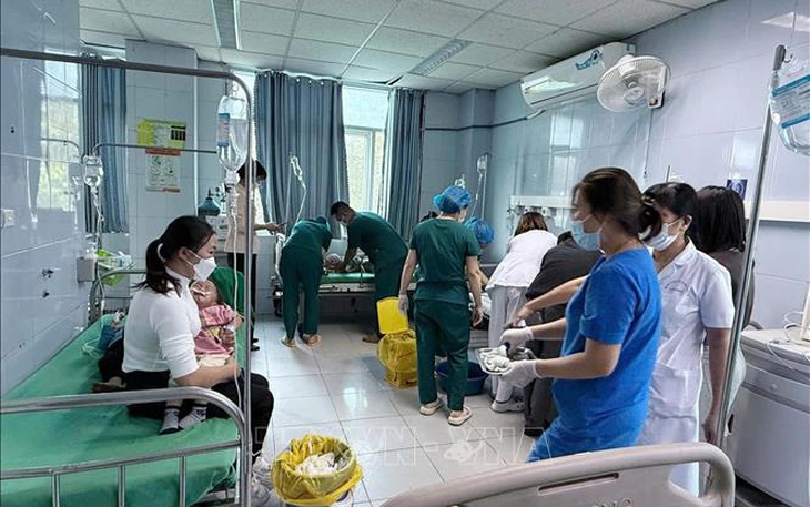 200 học sinh nghi bị ngộ độc sau khi ăn quả lạ màu đỏ, giống trái cherry - Ảnh 2.