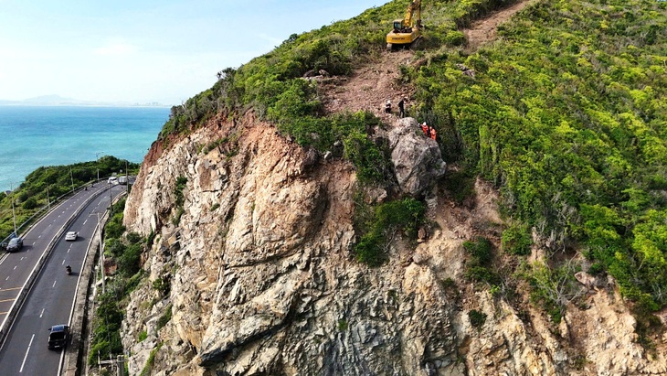 ‘Xóa sổ’ hòn đá cả tấn nguy cơ sạt lở xuống đường du lịch ở Nha Trang  - Ảnh 6.