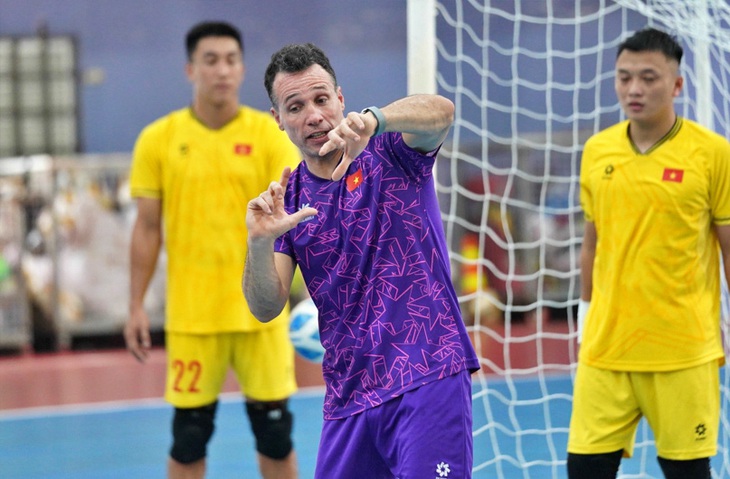 HLV tuyển futsal Việt Nam: Thể lực đội tuyển đến giới hạn - Ảnh 1.