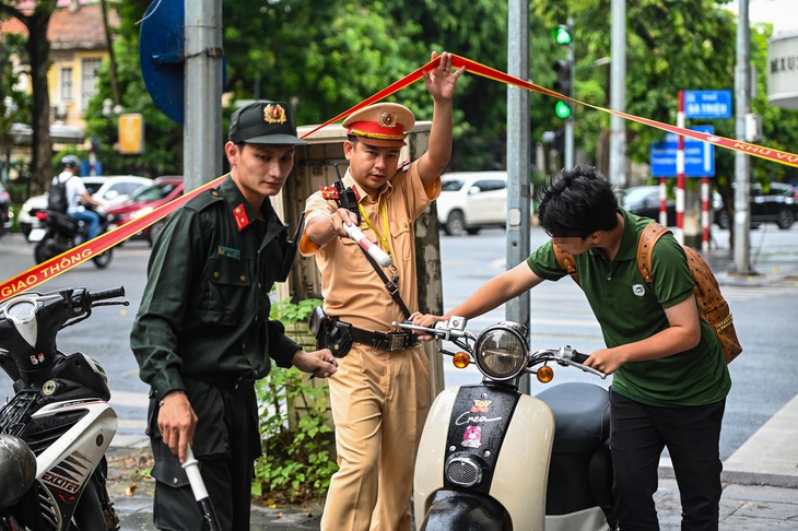 Quy định mới về việc cảnh sát giao thông chào tài xế - Ảnh 1.