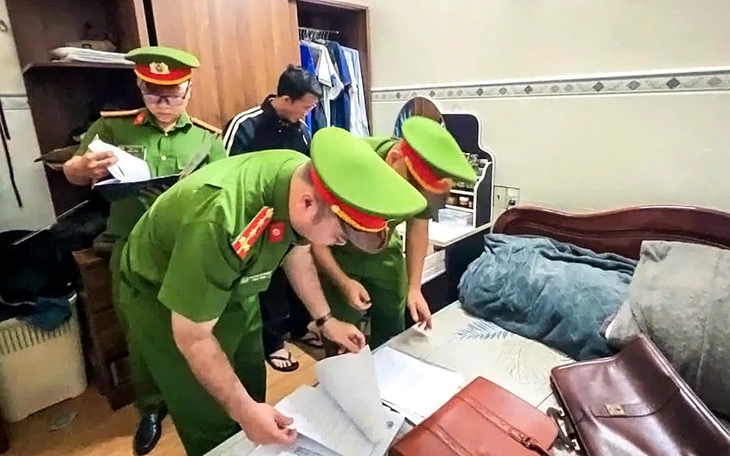 Bắt tạm giam nguyên phó giám đốc ngân hàng lập sổ tiết kiệm giả, chiếm đoạt hàng tỉ đồng - Ảnh 3.