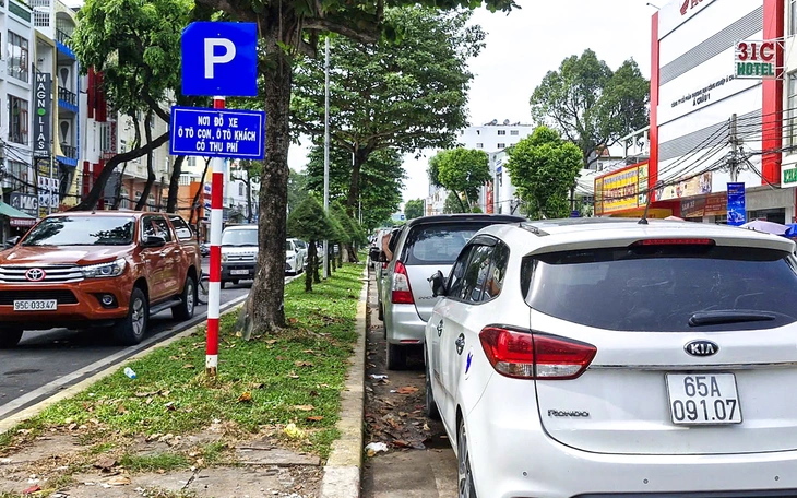Đậu xe tràn lan dưới lòng đường khu trung tâm Cần Thơ - Ảnh 3.