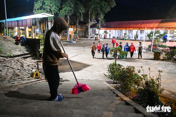 Đường sá lầy lội, mưa rét không ngăn được 'Phở yêu thương' đến với Làng Nủ - Ảnh 20.