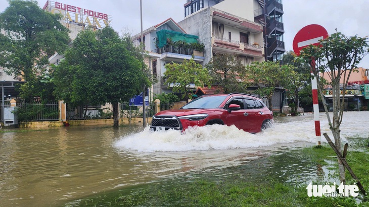 Lo mưa lớn khác thường, Huế xả nước các hồ thủy điện, thủy lợi để đón lũ - Ảnh 2.