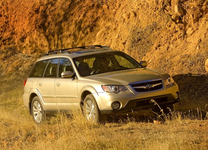 'Trả xe' kiểu Mỹ: Lao thẳng chiếc Subaru Outback qua cửa kính đại lý khi bị từ chối trả hàng - Ảnh 1.