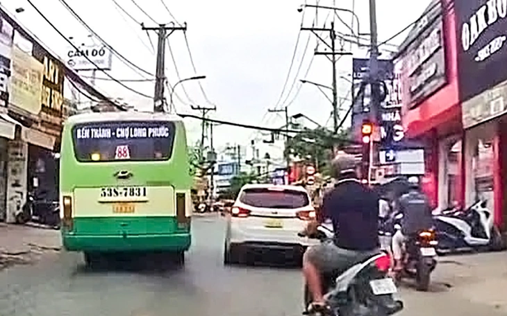 Xác minh clip xe buýt phóng nhanh, vượt đèn đỏ ở ngã tư đông đúc xe cộ trên đường Lê Trọng Tấn - Ảnh 2.