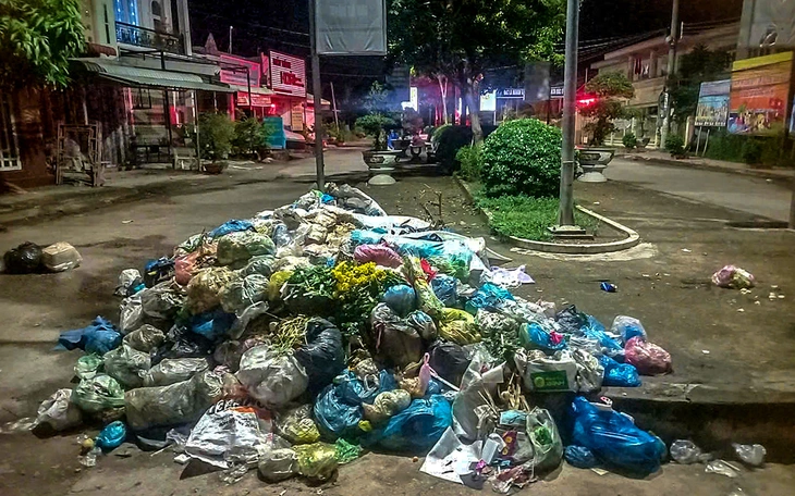 Rác ùn ứ, bốc mùi giữa chợ, tiểu thương 'kêu trời' dù đã đóng phí - Ảnh 4.