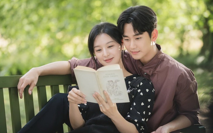 Kim Ji Won khoe 'má phính' đáng yêu gây sốt - Ảnh 4.