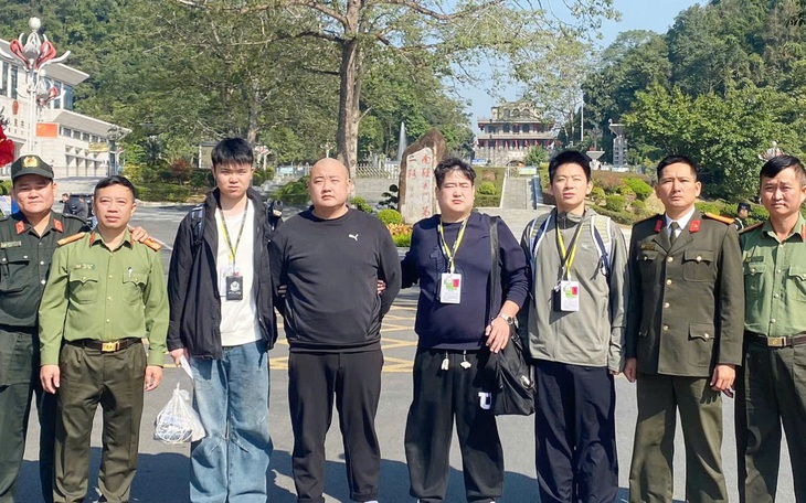 Trục xuất một người Trung Quốc nhập cảnh trái phép vào Việt Nam - Ảnh 2.