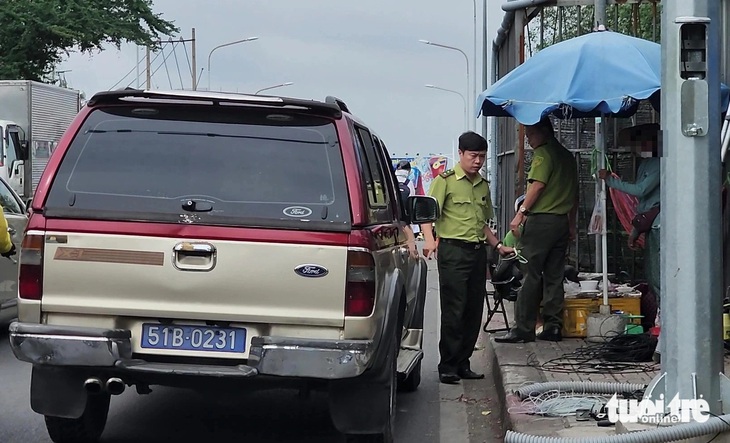 Kiểm tra nơi bán chim trời bị treo ngược sau phản ánh của Tuổi Trẻ - Ảnh 1.