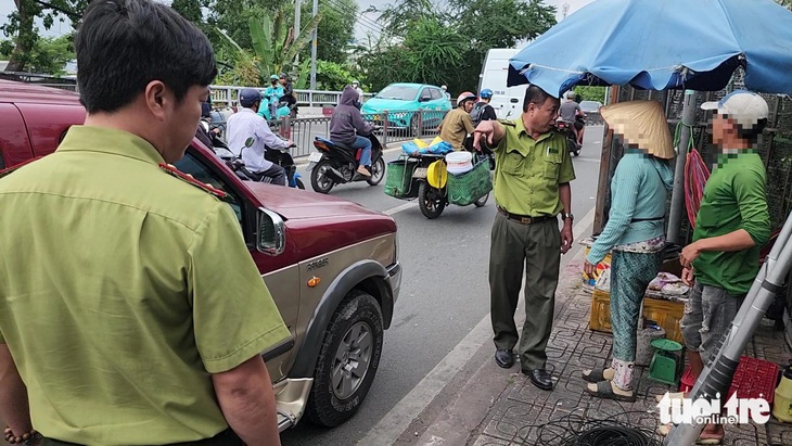 Lập biên bản, xử lý người làm thịt, bán chim trời tại vỉa hè ở TP.HCM - Ảnh 3.