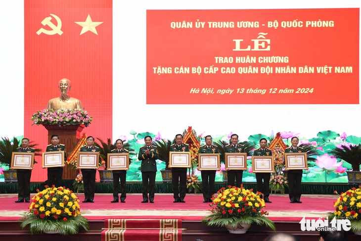 Đại tướng Phan Văn Giang trao huân chương cho nhiều tướng lĩnh cấp cao - Ảnh 1.