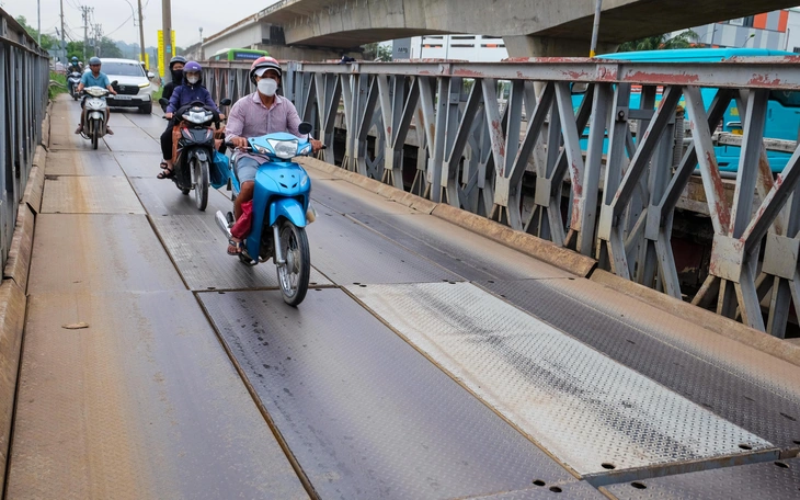 Ngày đầu cho xe đi qua cầu Tăng Long mới, đường sá thông thoáng - Ảnh 1.