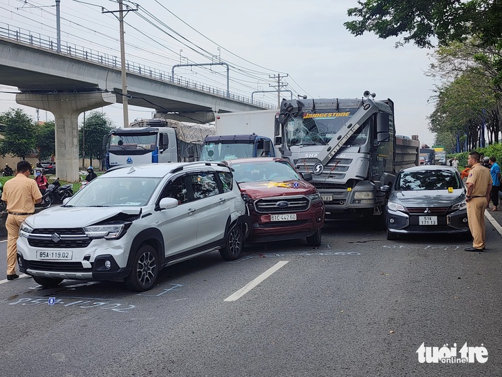 Xe ben chở đá tông 5 ô tô, xe tải ở TP Thủ Đức - Ảnh 1.