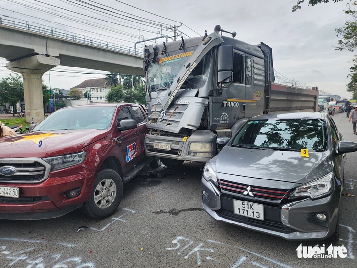 Xe ben chở đá tông 5 ô tô, xe tải ở TP Thủ Đức - Ảnh 2.