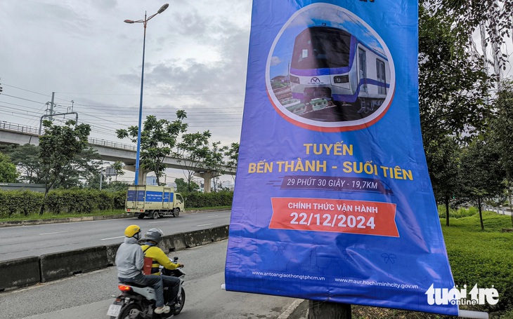  Người dân phấn khởi khi thấy băng rôn: Metro số 1 chính thức vận hành ngày 22-12 - Ảnh 1.