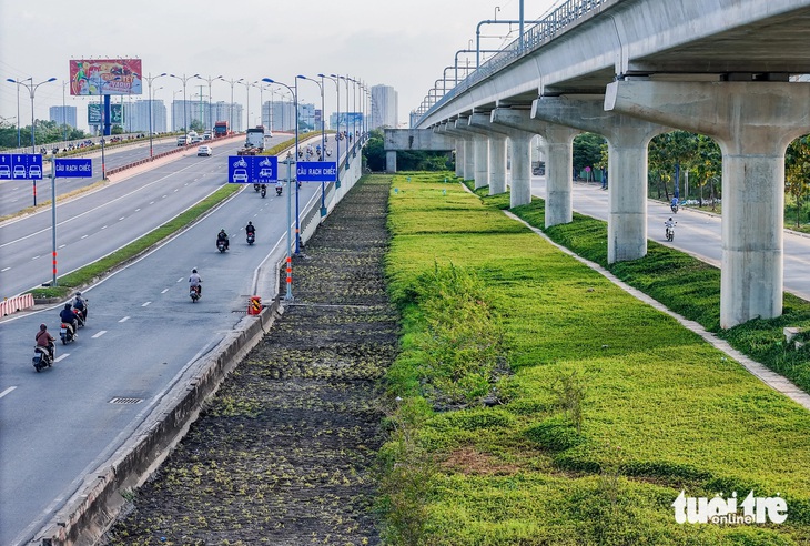 Người dân phấn khởi khi thấy băng rôn: Metro số 1 chính thức vận hành ngày 22-12 - Ảnh 3.