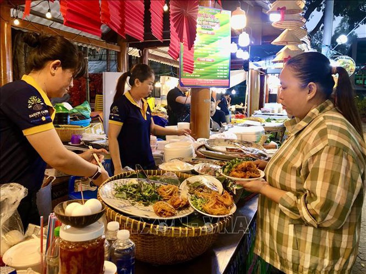 Cuối tuần đến Đầm Sen dự Lễ hội ẩm thực đường phố, ăn Ngũ vị Sài Gòn - Ảnh 1.