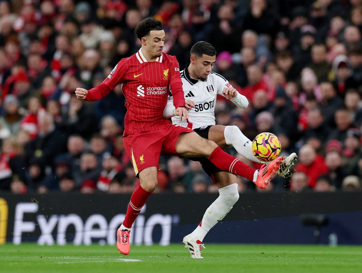 10 người Liverpool hòa kịch tính Fulham ở vòng 16 Premier League - Ảnh 2.