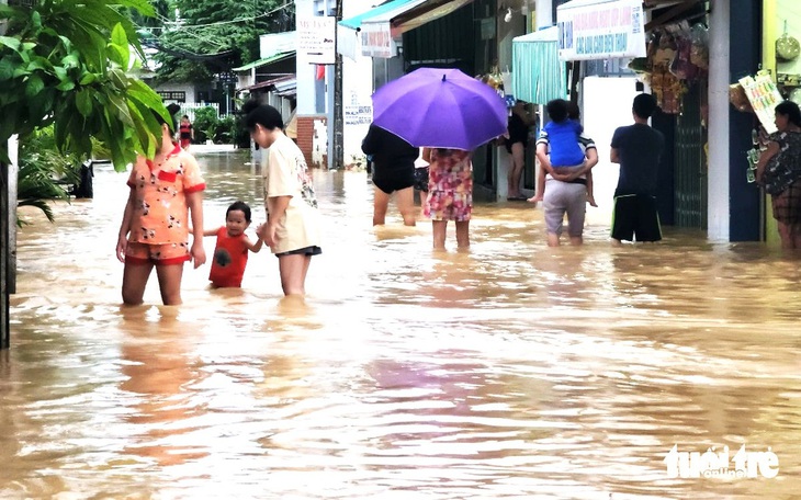 Sạt lở đèo Khánh Lê: Hơn 250 người mắc kẹt, chưa xác định thời gian thông xe - Ảnh 3.