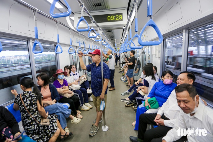 Không khí tại ga metro sôi động, người dân thích thú trải nghiệm - Ảnh 2.