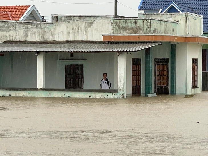 Vùng áp thấp ở nam Biển Đông cùng không khí lạnh sắp gây mưa lớn ở miền Trung - Ảnh 1.