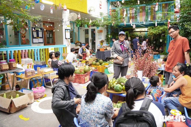 Phiên chợ theo mùa, không bao nilon, không ồn ào giữa thành phố tấp nập - Ảnh 1.