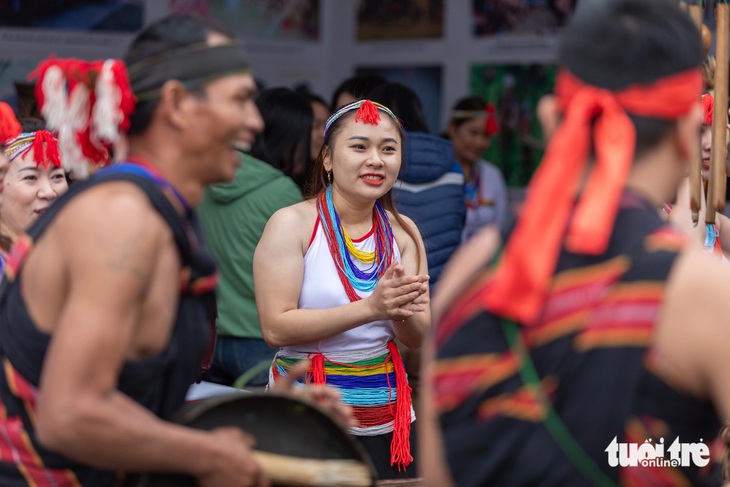 Thưởng thức tôm cạn sống trong hốc cây, rêu đá mùa đông, lá mì xào cá của các dân tộc vùng cao - Ảnh 1.