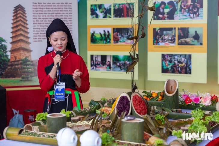 Thưởng thức tôm cạn sống trong hốc cây, rêu đá mùa đông, lá mì xào cá của các dân tộc vùng cao - Ảnh 2.